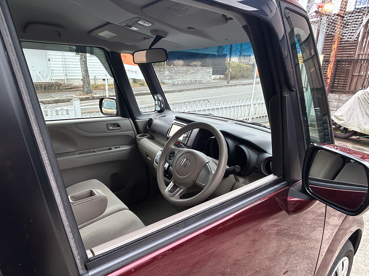 ホンダ／N-BOX　GLパッケージ（レッド）｜京都府・亀岡市で激安中古車や軽自動車をお探しなら、【浅田自動車商会】へ！お買い得な中古車を厳選しております。車検や定期メンテナンスもお任せください。