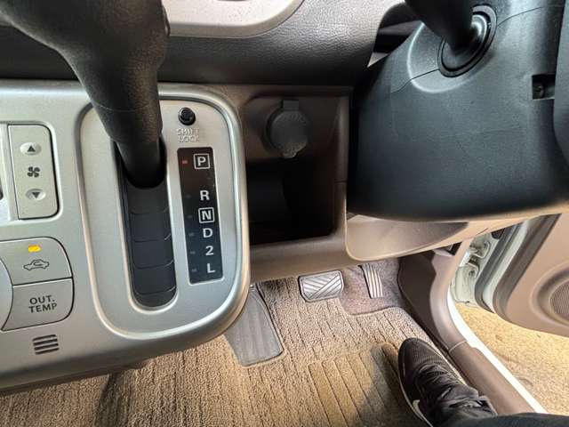 日産／モコ 660 E ショコラティエ（パール）