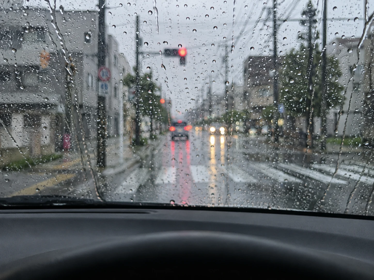雨の日に車内から見たフロントガラスの水玉｜メカピック