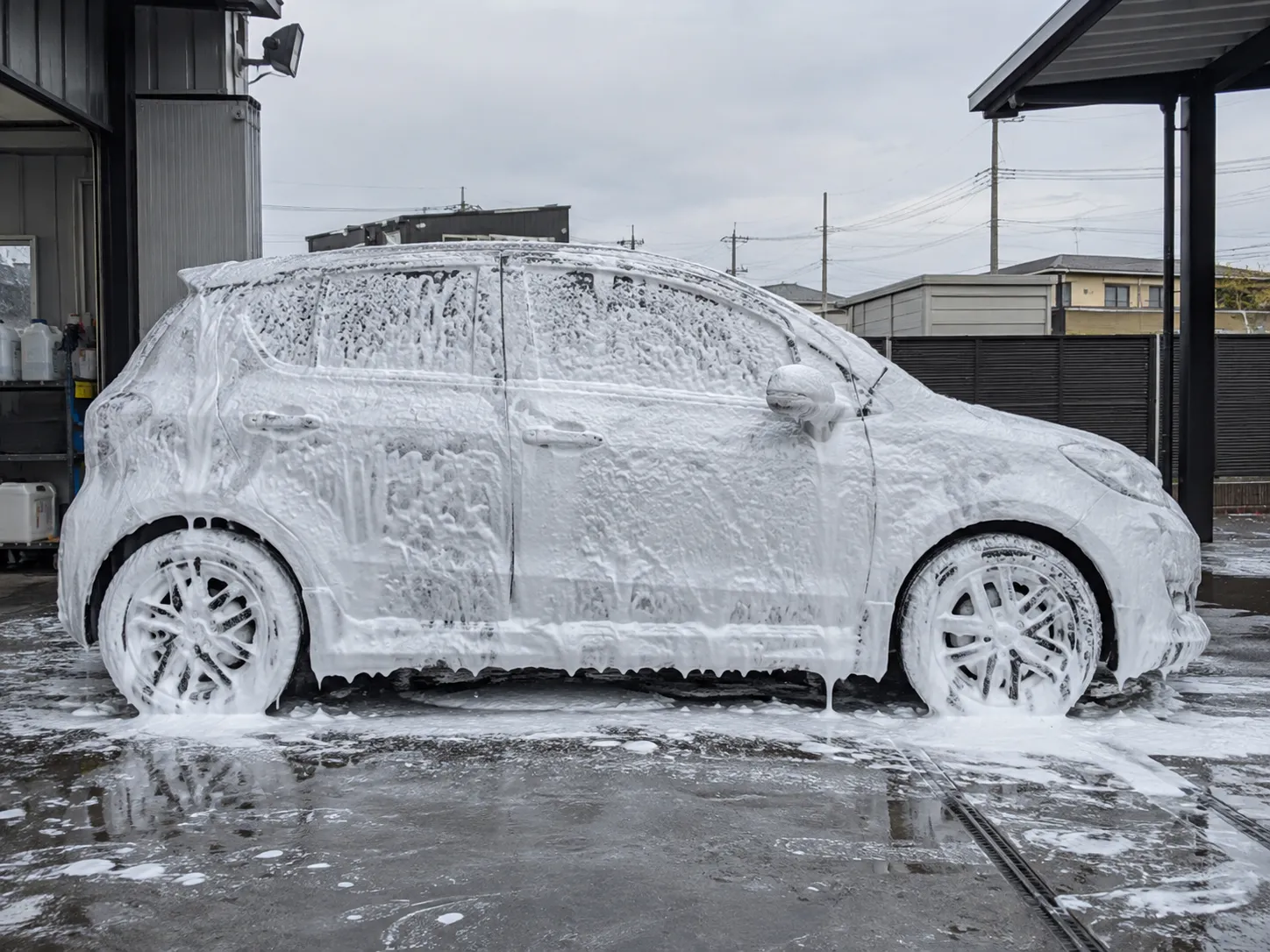 フォームガンの泡に包まれたコンパクトカー｜メカピック