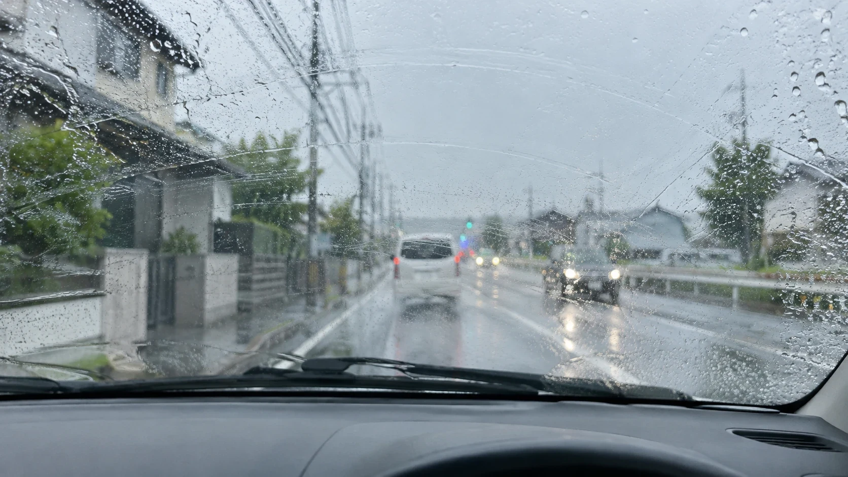 雨の日のフロントガラスに残ったワイパーの拭きスジ｜メカピック